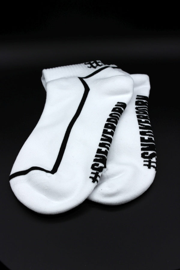 sneakerporn in weiss und schwarz von sk8erboy mit fettem hashtagg #SNEAKERPORN auf der rueckseite und der unterseite in detailansicht mit dicken schwarzen bund von unten