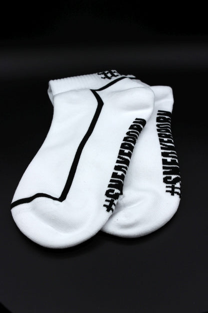 sneakerporn in weiss und schwarz von sk8erboy mit fettem hashtagg #SNEAKERPORN auf der rueckseite und der unterseite in detailansicht mit dicken schwarzen bund von unten