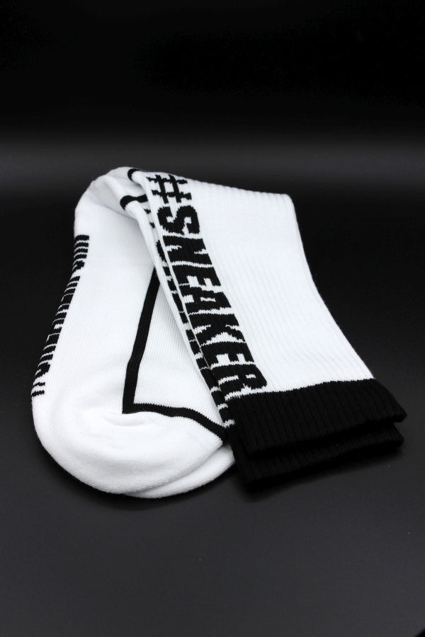 sneakerporn in weiss und schwarz von sk8erboy mit fettem hashtagg #SNEAKERPORN auf der rueckseite und der unterseite in detailansicht mit dicken schwarzen bund