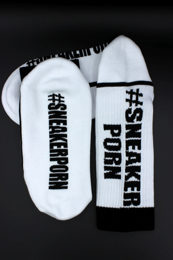 sneakerporn in weiss und schwarz von sk8erboy mit fettem hashtagg #SNEAKERPORN auf der rueckseite und der unterseite in detailansicht mit dicken schwarzen bund