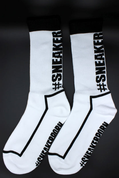 sneakerporn in weiss und schwarz von sk8erboy mit fettem hashtagg #SNEAKERPORN auf der rueckseite und der unterseite in detailansicht mit dicken schwarzen bund komplette ansicht