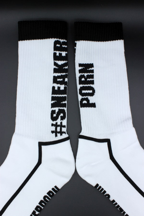 sneakerporn in weiss und schwarz von sk8erboy mit fettem hashtagg #SNEAKERPORN auf der rueckseite und der unterseite in detailansicht mit dicken schwarzen bund detail am bund