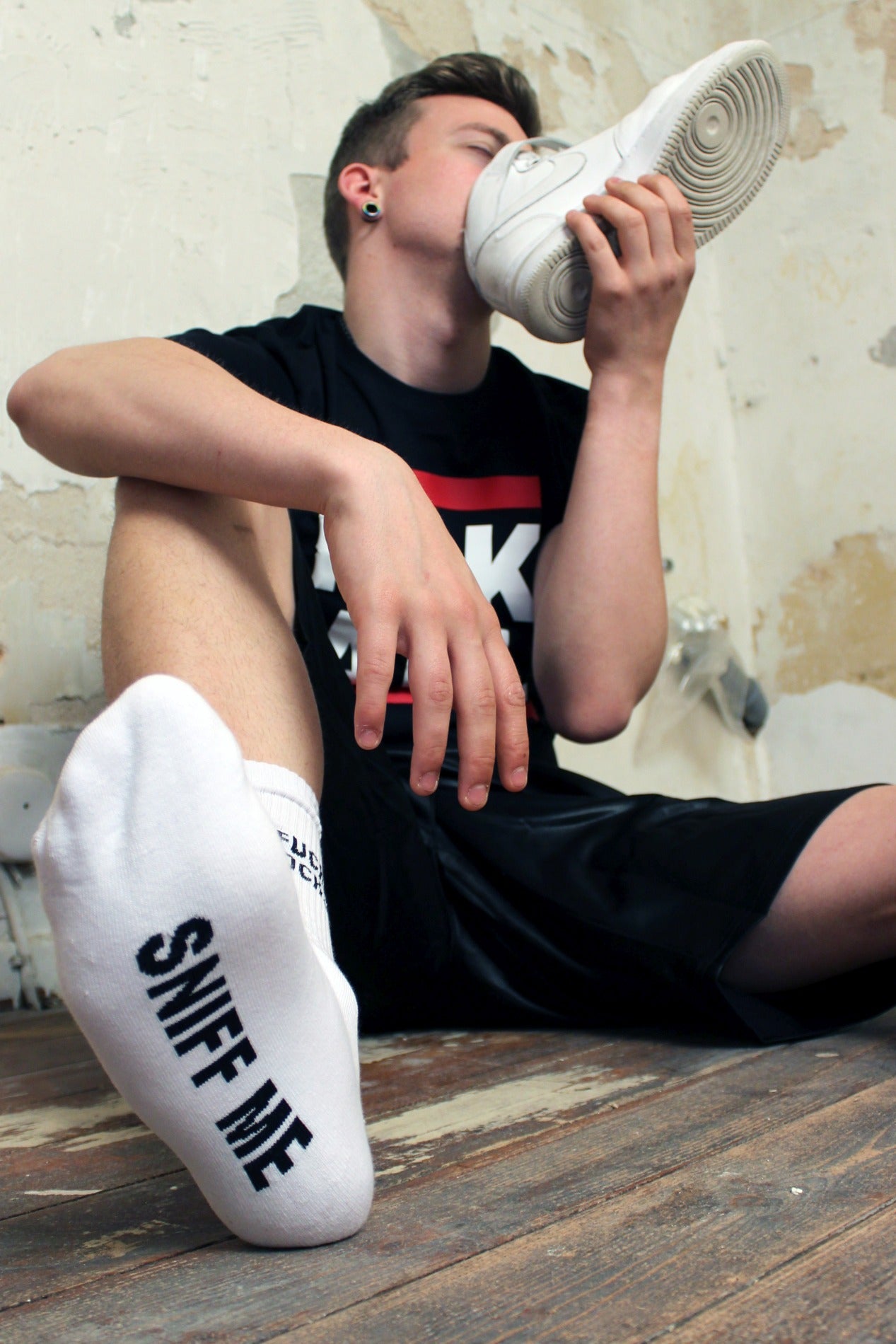 sk8erboy sniff me socks socken mit einem fetten Aufschrift in schwarz auf den weissen socken traegt ein fck abl t-shirt von sk8erboy und snifft an seinen nike air