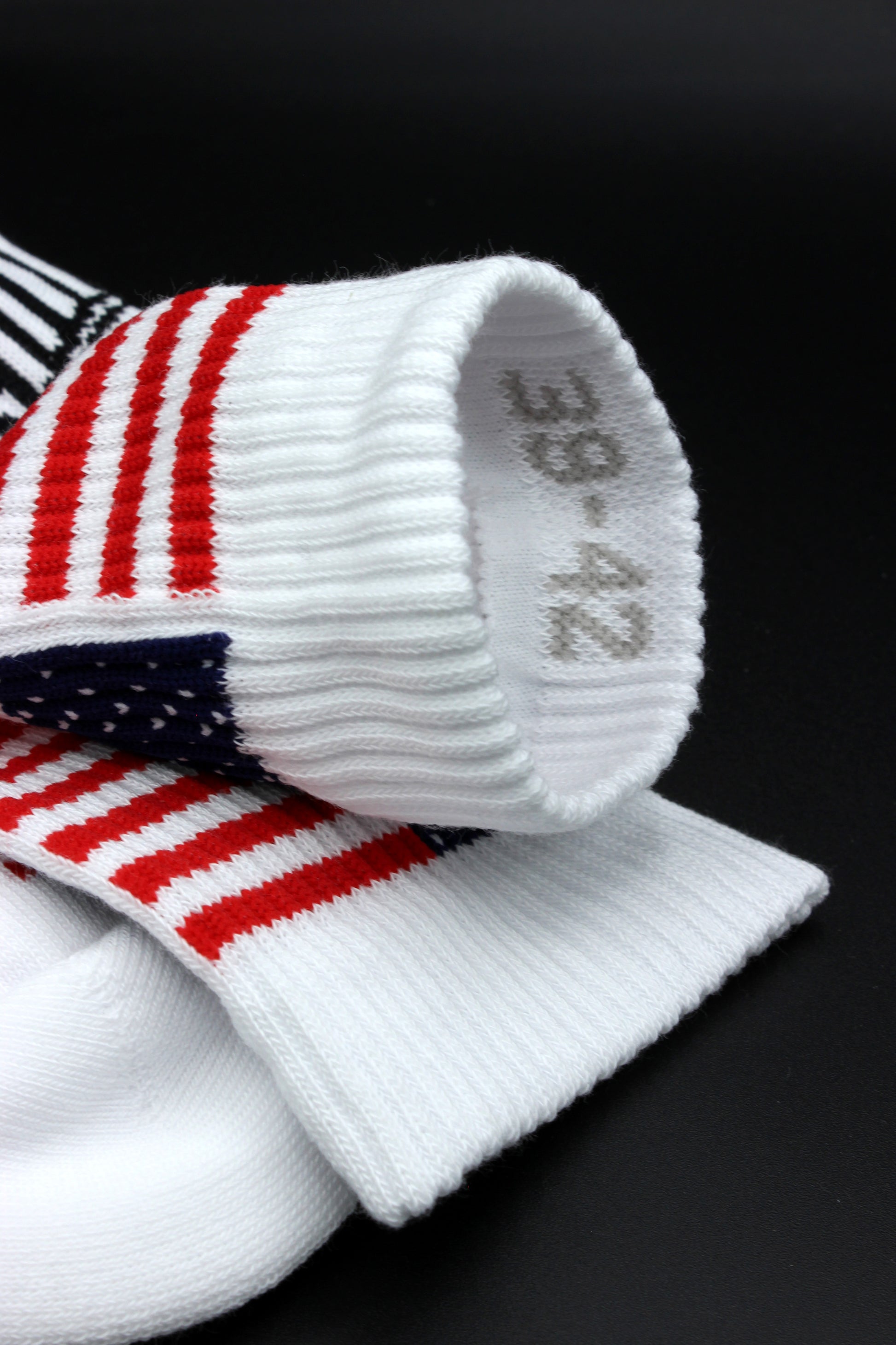 sk8erboy usa socken mit stars und stripes am bund und den zehen und großer usa aufschrift mit sk8erboy logo auf der unterseite mit liberty und golden gate bridge am bund in detailansicht