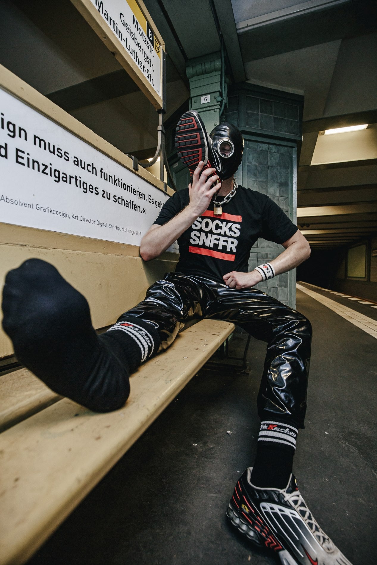 sk8erboy victory socken extra dünn in bekannter qualität jedoch besonders leicht und ideal für den sommer in schwarz getragen von einem gay jungen mit gasmaske snifft an seinen nike tn sneakern an einem u-bahnhof