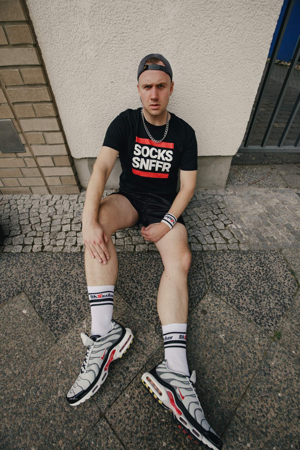 sk8erboy victory socken extra dünn in bekannter qualität jedoch besonders leicht und ideal für den sommer in weiss getragen von einem jungen gay am boden sitzend mit nike tn sneakern