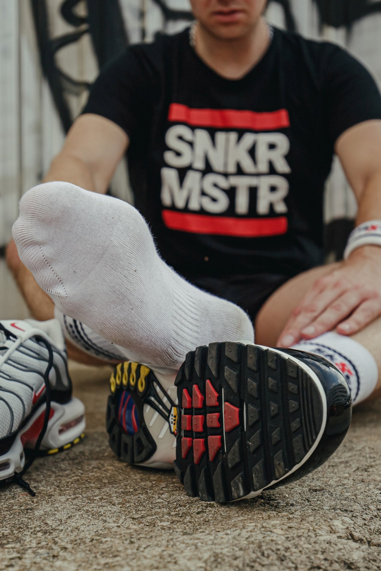 sk8erboy victory socken extra dünn in bekannter qualität jedoch besonders leicht und ideal für den sommer in weiss von unten zu sehen mit nike tn sneakern getragen von einem jungen gay der auf dem boden sitzt