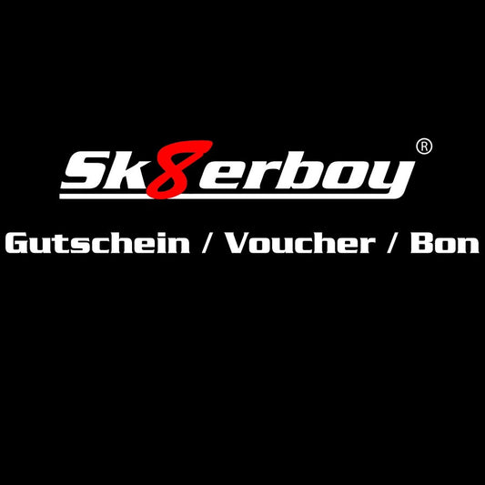 schwarzer geschenkgutschein von sk8erboy shoph fuer socken sportklamotten oder gay toys in verschiedenen betraegen mit großem weissen logo und roter acht auch fuer mister b produkte im sk8erboy shop einloesbar